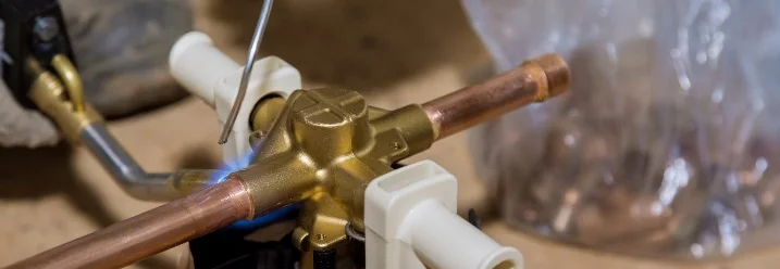 Kupferrohre werden mit einem Gasbrenner verbunden